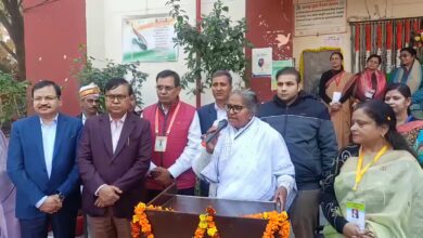 Photo of परीक्षार्थियों को मिठाई खिलाकर शुरू कराई परीक्षा