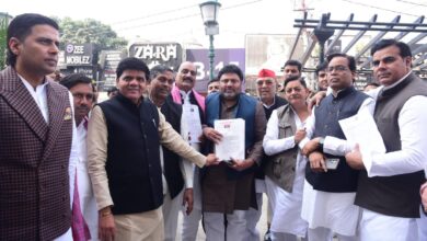 Photo of चुनाव आयोग पहुंचा सपा विधायकों का प्रतिनिधिमंडल