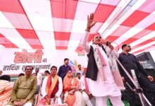 Photo of पूर्व मुख्यमंत्री अखिलेश यादव ने खेली फूलों की होली