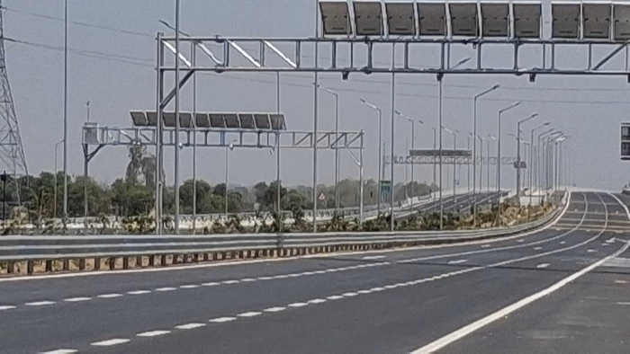 Photo of 594 किमी लंबे गंगा एक्सप्रेसवे पर आज से फर्राटा भरेंगे वाहन