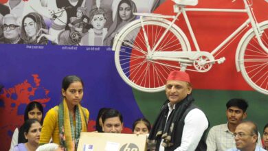 Photo of टॉपर छात्रों को अखिलेश यादव ने दिया लैपटॉप 