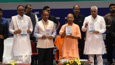 Photo of रेस्पिरेटरी मेडिसिन विभागाध्यक्ष प्रो अजय वर्मा की पुस्तक का मुख्यमंत्री  ने किया विमोचन 